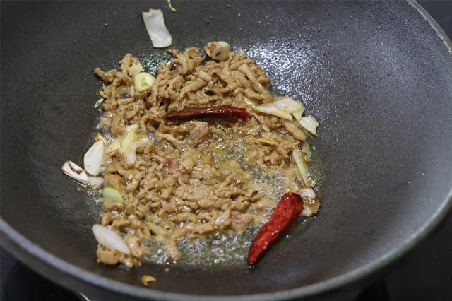 焯水香椿放冰箱一年还能吃吗，香椿冷冻一年可以吃吗（冰箱里放了大半年的香椿）