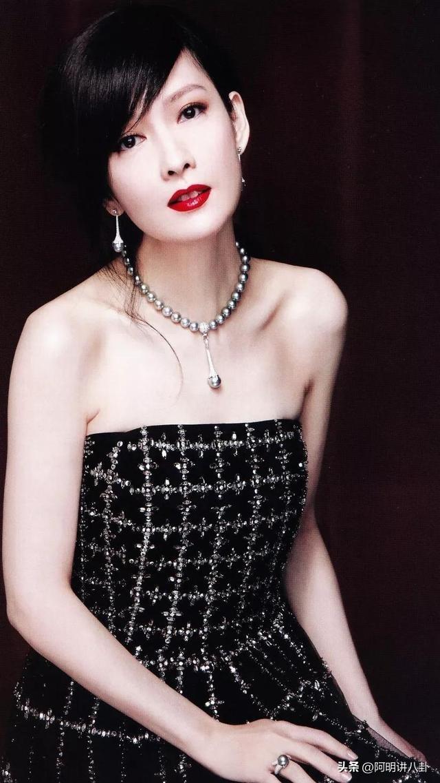 周慧敏是二十世纪的港风明星,她的气质看起来十分温柔优雅,可是她的