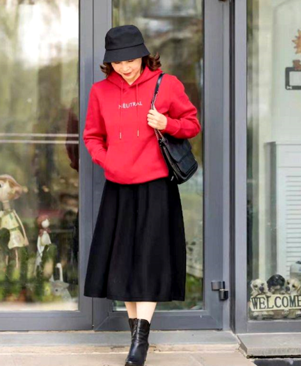 红色卫衣配什么颜色裤子，红色卫衣配什么颜色裤子最搭（40岁女人穿卫衣）