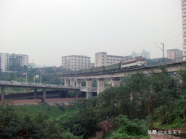 沙坪坝哪个出口离高铁站最近，沙坪坝高铁站离西站有多远（曾经是襄渝客车进出重庆站的必经之路）