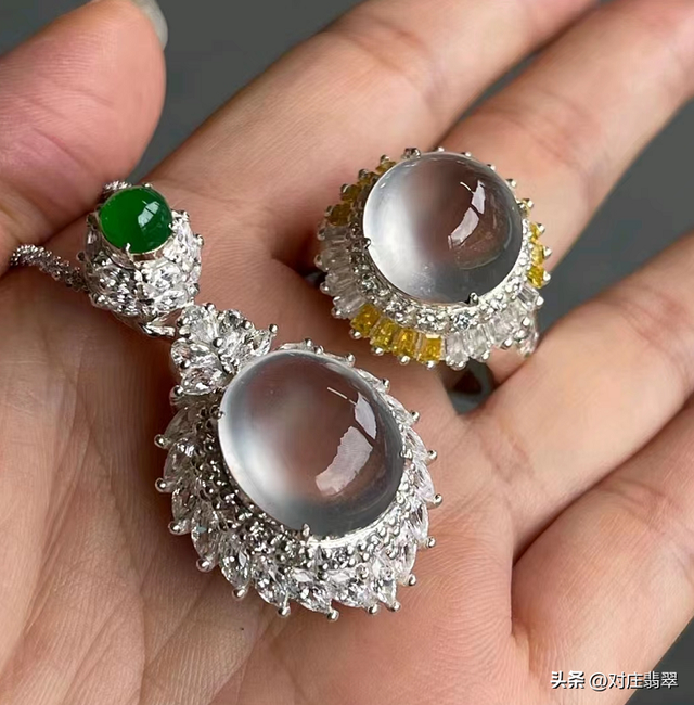 什么叫玻璃种翡翠，翡翠中的玻璃种是什么样的（无色玻璃种翡翠的璀璨之美）