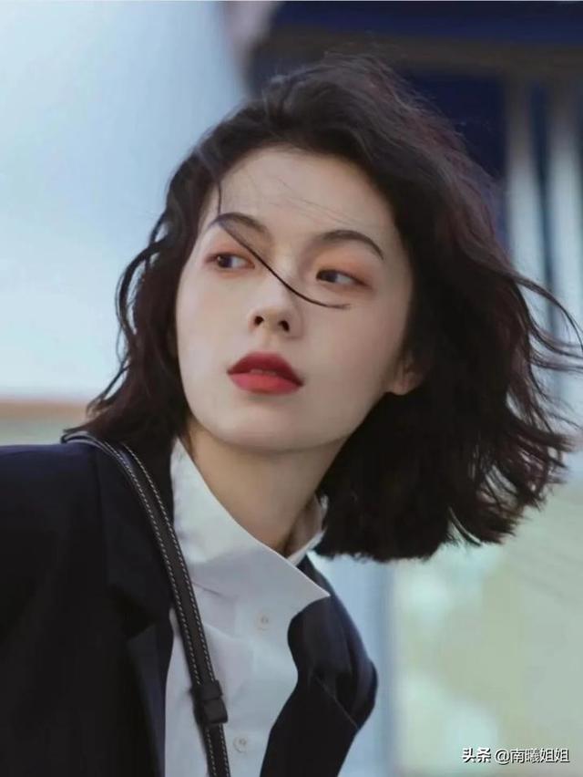 头小脸小女生适合发型，头小脸小适合什么发型女（今年流行这4种“短发发型”）