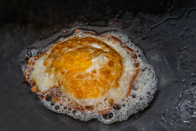 煎蛋不粘锅的方法，普通锅煎鸡蛋怎么不粘锅（大厨教你2招）