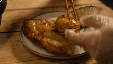 美贝怎么吐沙，2分钟花蛤快速吐沙子（洗白白盖上被子煮一煮）