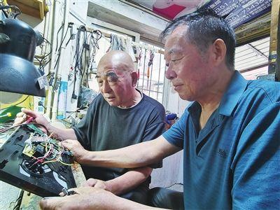 58同城维修家电太原店 把义务当乐趣 太原这对热心老哥俩十余年为邻里修家电