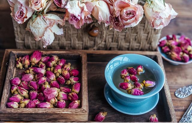 女人喝什么茶最好，女人平时喝什么茶好（建议女人：多喝这5种“鲜茶”）