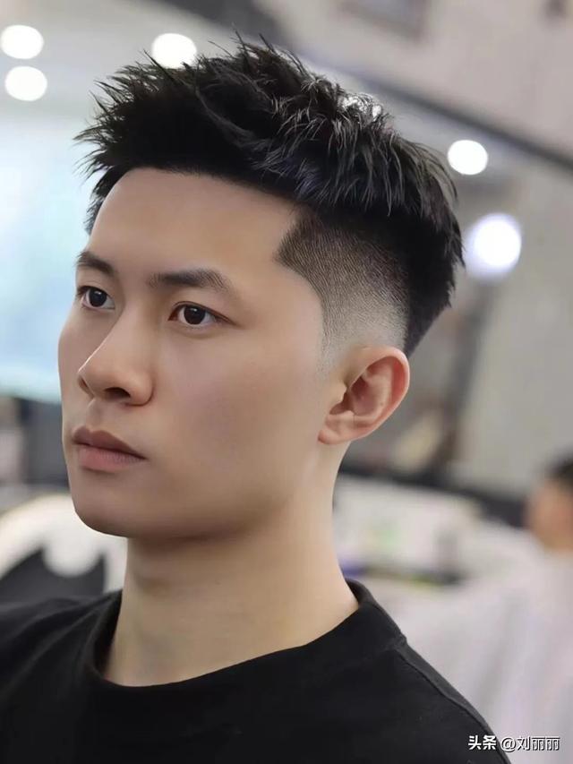 现在最流行的男发型，8款时尚洋气的男士发型（2023最火最具人气的四种男士发型）
