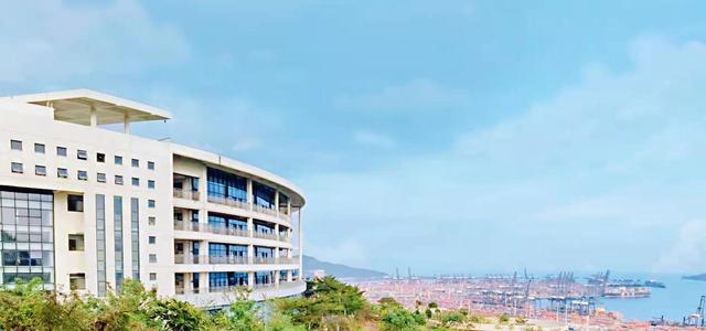 深圳盐田高级中学，2021深圳市盐田高级中学高考喜报成绩、本科特控线上线人数情况（深圳市最美的全海景学校）