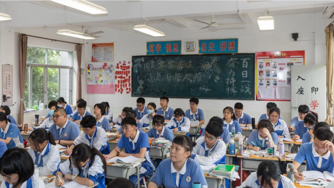 衡水中学作息时间表（衡水中学VS黄冈中学高三作息表）