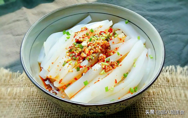 白凉粉是什么，白凉粉是什么原料做的有毒吗（一碗淀粉六碗水）