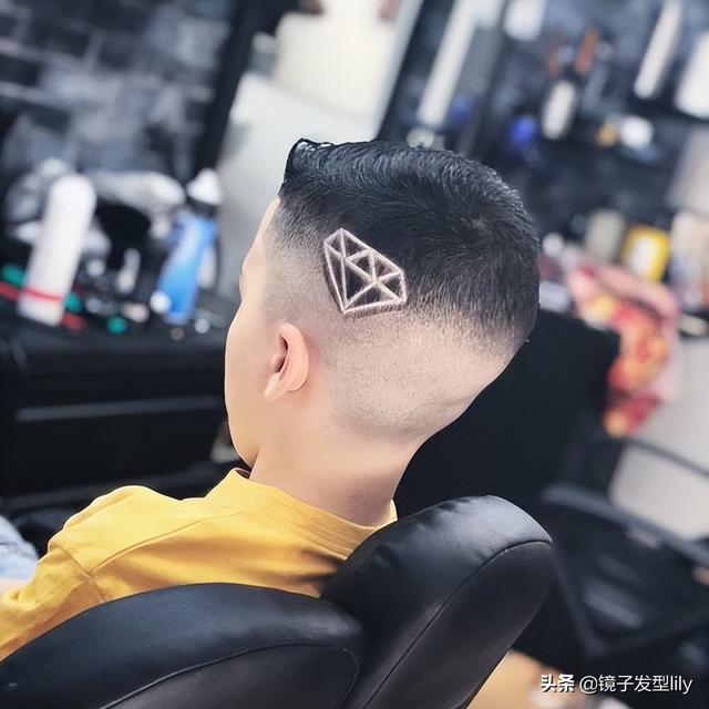 圆脸适合什么发型男，圆脸男生适合什么发型（今夏最火小男孩发型）