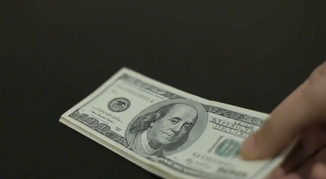 现在美元和黄金挂钩吗，现在美元和黄金挂钩吗今日（230吨黄金将从欧美运往中国）