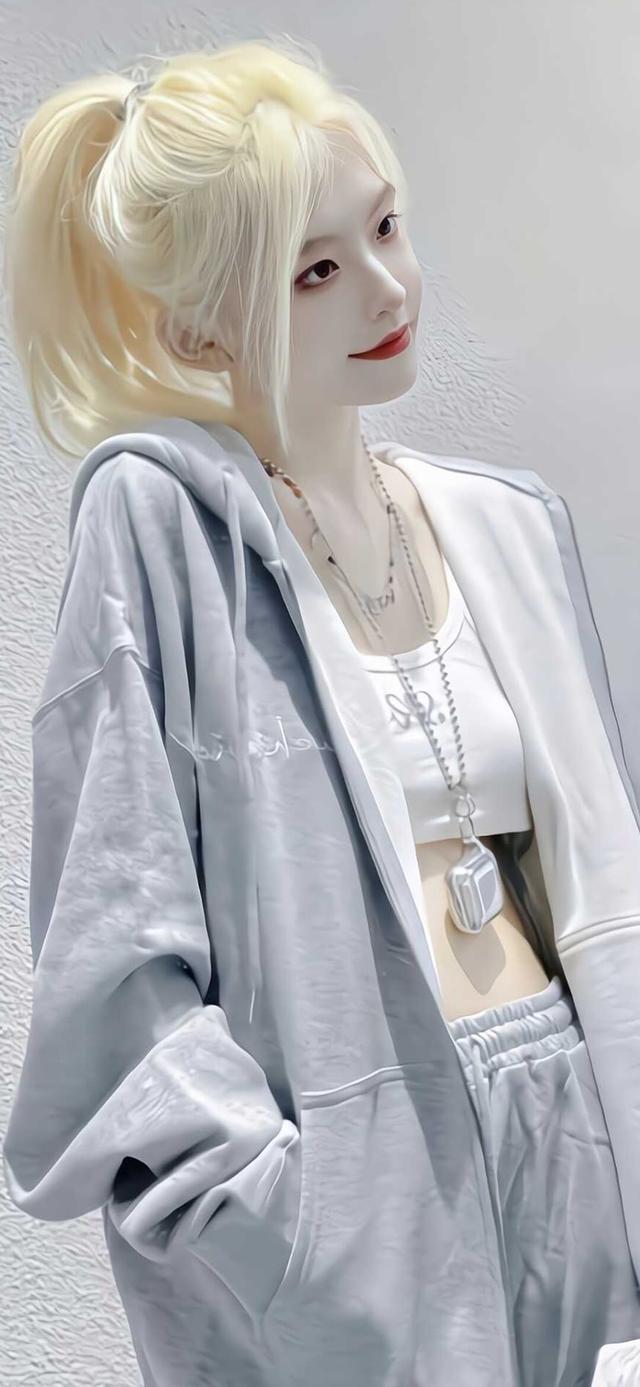 女生和女生之间暧昧的表现，女生想和你暧昧的表现（和女生怎么样聊天才能算是暧昧呢）