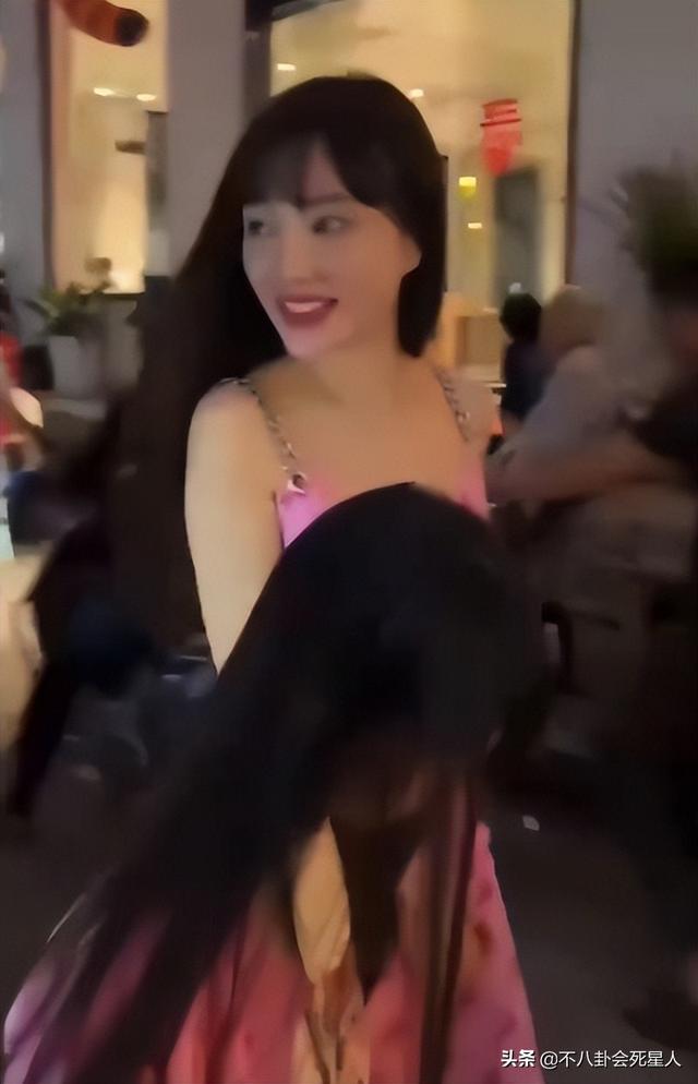 李小璐身高体重，李小璐年龄和个人资料（穿包臀裙下楼做核酸）