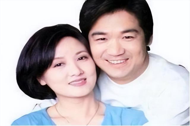 61岁穿婚纱，一生无子，放弃事业的邓婕与张国立的爱情故事
