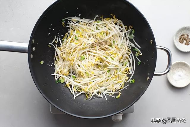 炒豆芽怎么做好吃，如何做绿豆芽的步骤（村里人都爱吃的炒豆芽）