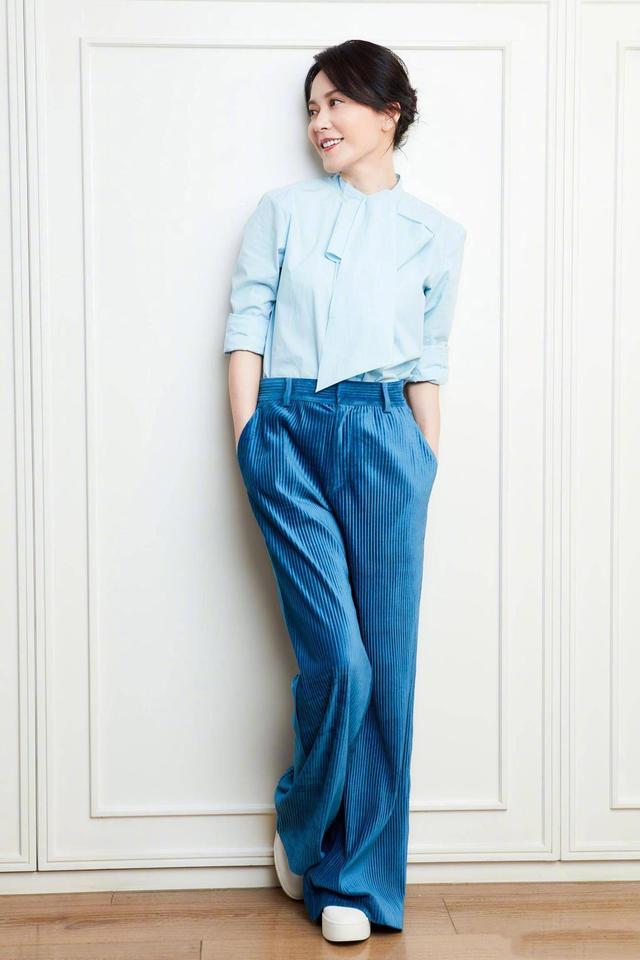 蓝色衬衣怎么搭配下身好看，女蓝色衬衫配什么好看（51岁俞飞鸿真是优雅到骨子里）