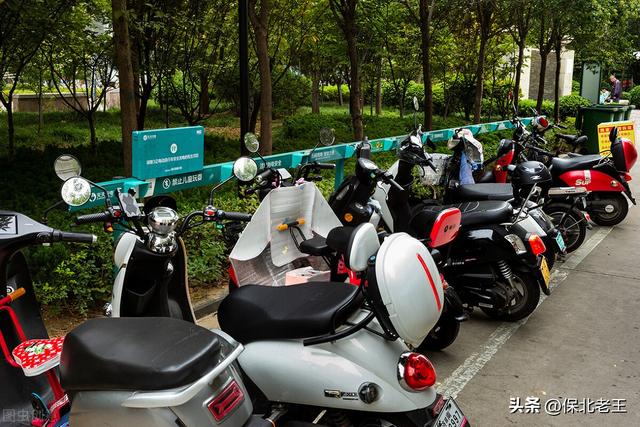 电瓶车怎么在充电区充电,电瓶车应该在哪充电(怎样给电动车正确充电)