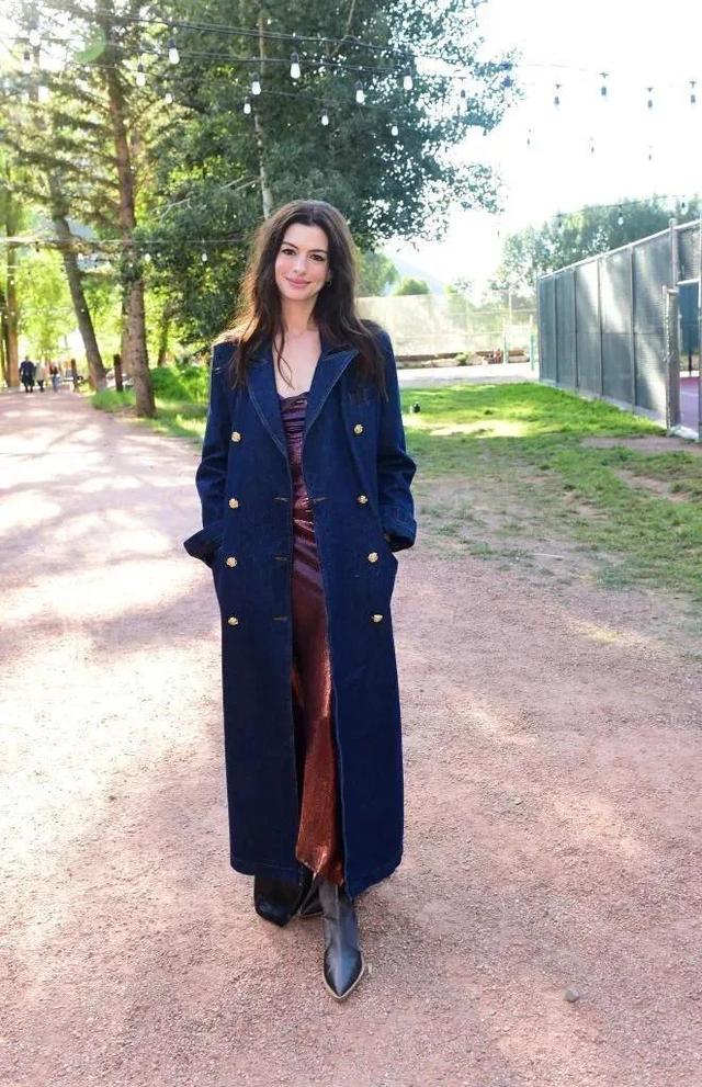 形容女生笑容灿烂的句子，形容女生笑容灿烂的句子成语（难以抗拒的笑容与美丽）