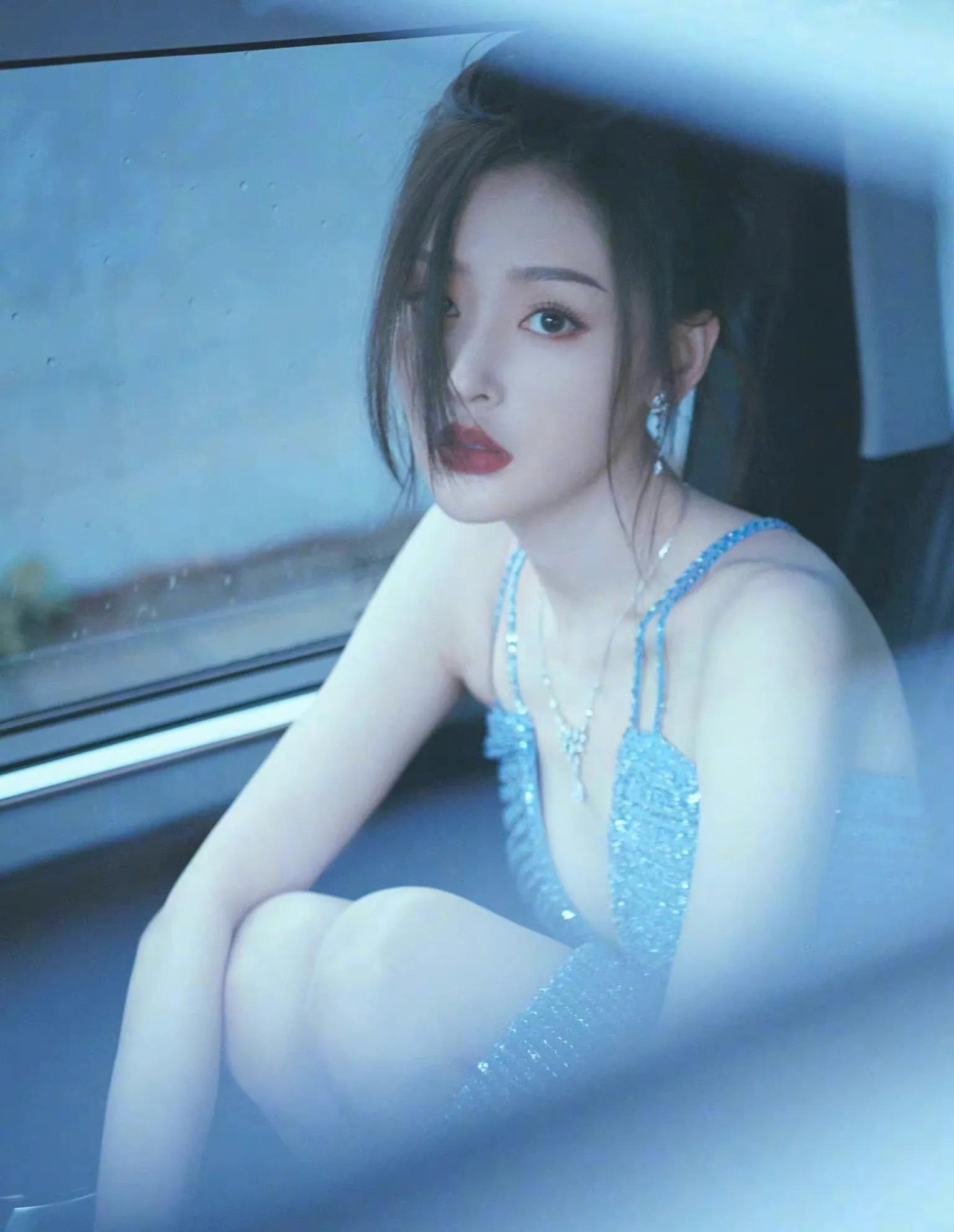 张天爱穿蓝色吊带裙子,坐在车里,超级显小清新,美丽动人