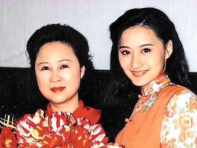琼瑶的3段感情：与平鑫涛“忍爱”18年，劝原配：你也可以来我家