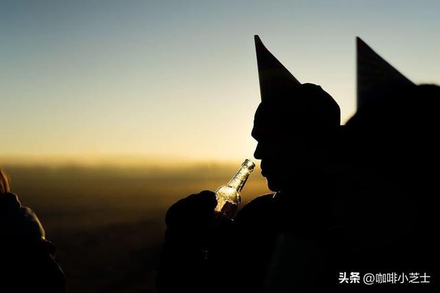 扎啤和啤酒有什么不一样，扎啤和啤酒的区别是什么（鲜啤、扎啤、熟啤、纯生都是什么意思）