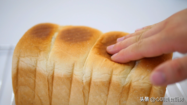 生面团如何做面包，发酵好的面团怎么做面包（全家人都爱吃吐司面包）