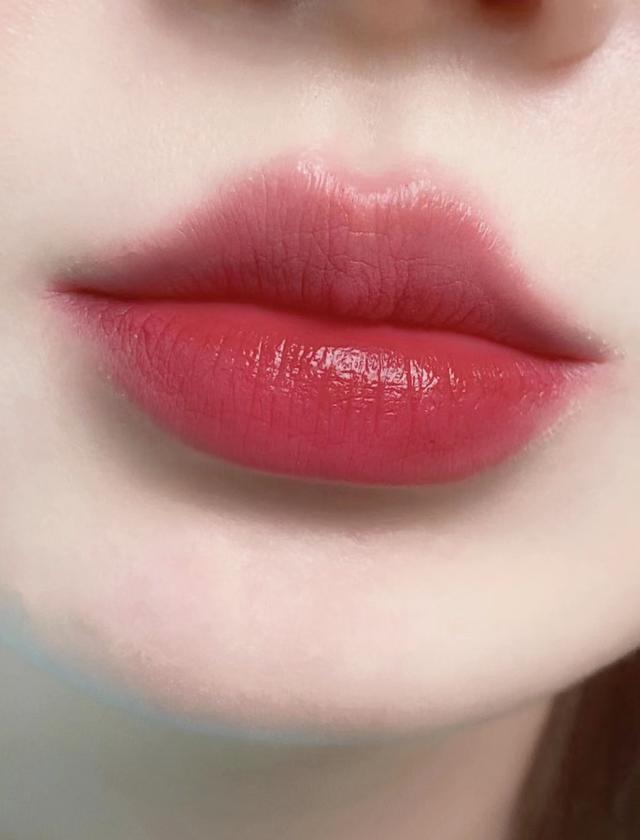 红棕色口红适合素颜吗，素颜用什么颜色的口红（皮肤暗黄的女生涂也显白）