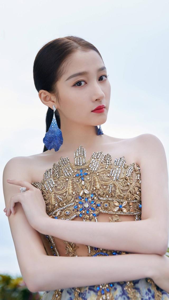 女人的脸型一般分5种:鹅蛋脸是完美脸,圆脸是少女脸,你是哪种