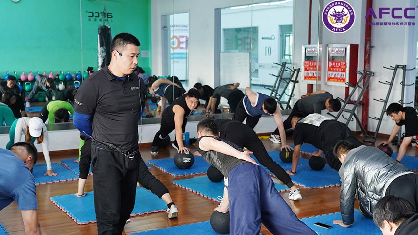 私人健身教练培训学校（健身教练培训学校十大排名是怎样的呢）