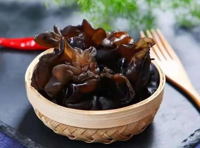 补血吃什么食物最好，缺血吃什么最好最快的补血（医生：真正补血的是这4种食物）