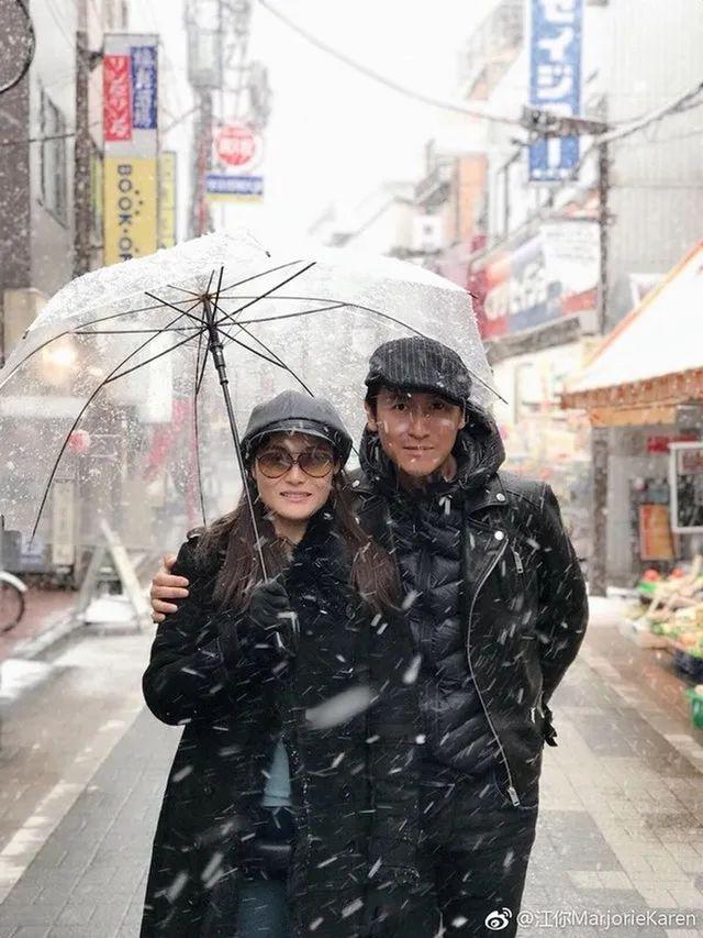 54岁tvb小生近况，54岁TVB肌肉男神晒父子合照