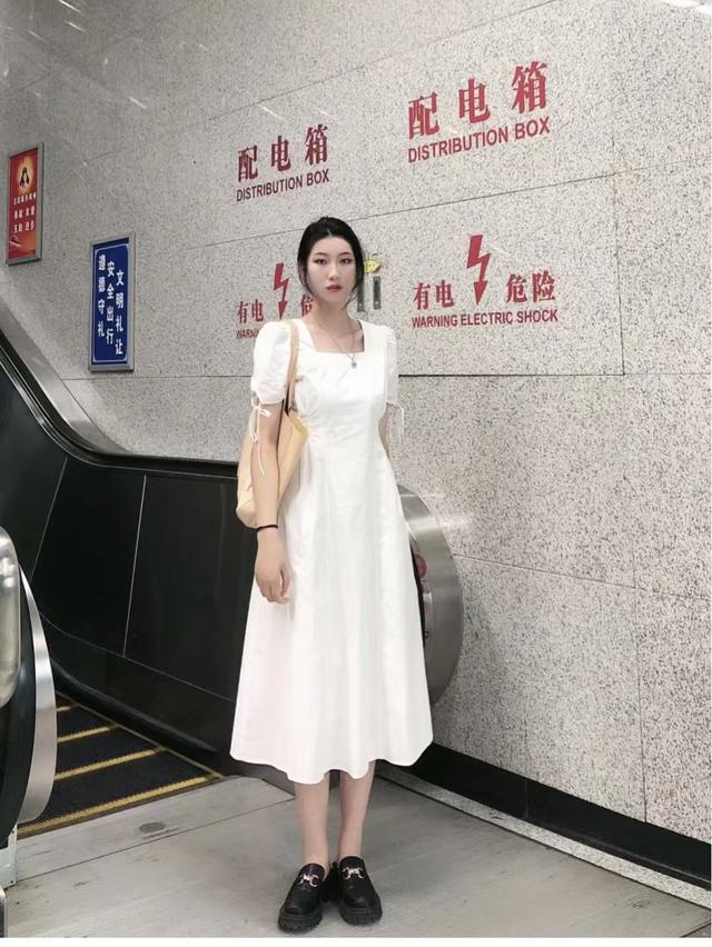 松紧腰连衣裙适合什么身材，松紧腰连衣裙的好处（上紧下松的收腰连衣裙适合什么身材）