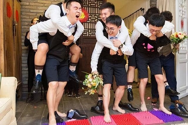 接新娘堵门游戏，结婚婚礼接亲之堵门小游戏（接亲的六个趣味小游戏）