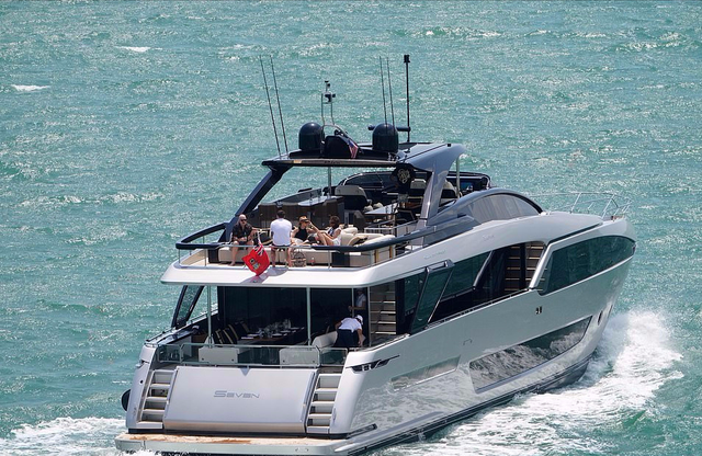 沙滩裤配什么上衣，沙滩裤怎么选（和女友躺游艇甲板上腻歪）