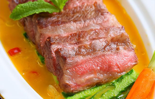 如何做酸辣牛肉汤好喝，怎样做酸辣牛肉汤（肉香四溢的酸辣金汤浸雪花牛肉）