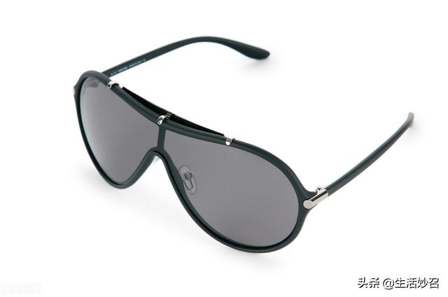 眼镜用什么擦最好，擦眼镜最干净的四种方法（原来眼镜正确的清洁方式是冲洗而不是擦拭）