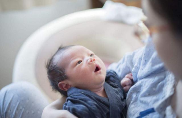 宝宝熟睡中突然呕吐，2岁宝宝熟睡中突然呕吐（宝宝吃奶睡着了）