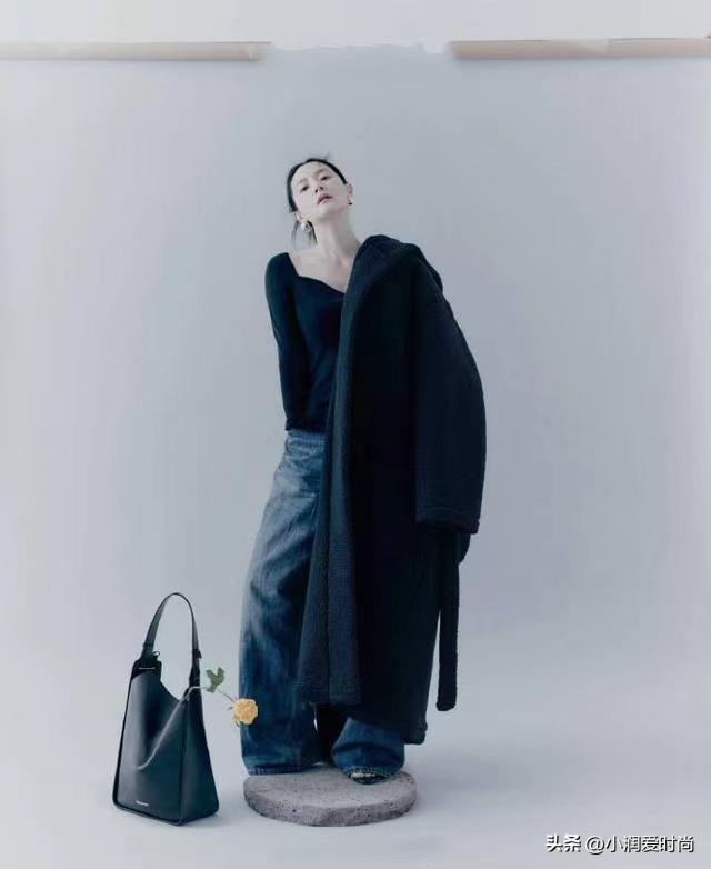 粉红色大衣搭配凸显甜美女神气质，大红色大衣配粉色内搭（看了51岁李英爱的大衣穿搭）