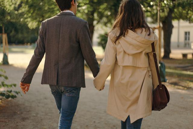 倒贴女是什么意思，女生主动和倒贴的区别是什么（女人若是开始在这三个方面“倒贴”）