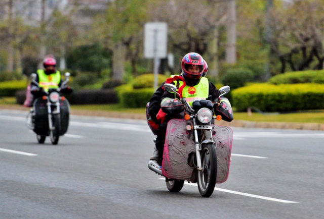 摩托车上高速需要什么条件，摩托车能不能上高速