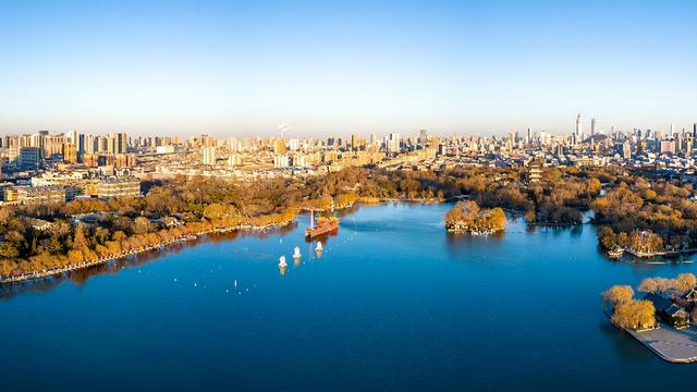 泛舟游湖的散文，枯柳残荷，明湖泛舟