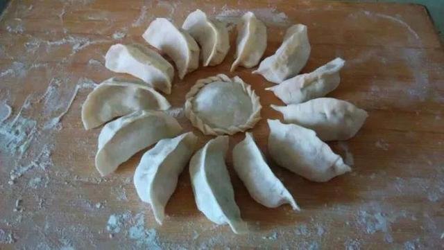饺子冷水煮还是热水煮，冷冻饺子是冷水下锅煮好（“冷水煮”还是“开水煮”）