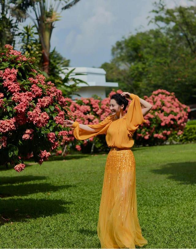 马伊琍和许晴现状，女人上了年纪少穿黑白灰