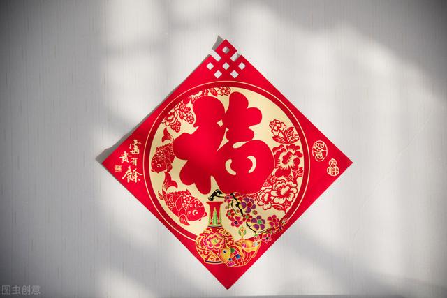 怎样贴对联，欢度国庆怎样贴对联（教你贴对联）
