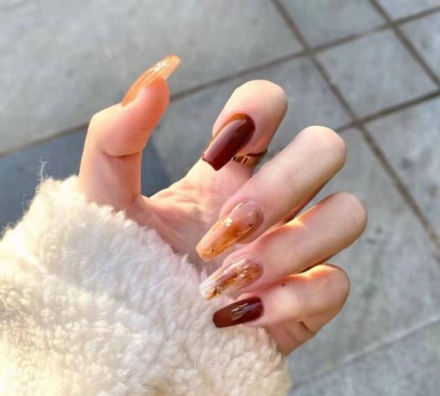 什么款式的美甲好看又显高贵，推荐几个美甲款式（秋冬千金/御姐/贵妇美甲合集来了）