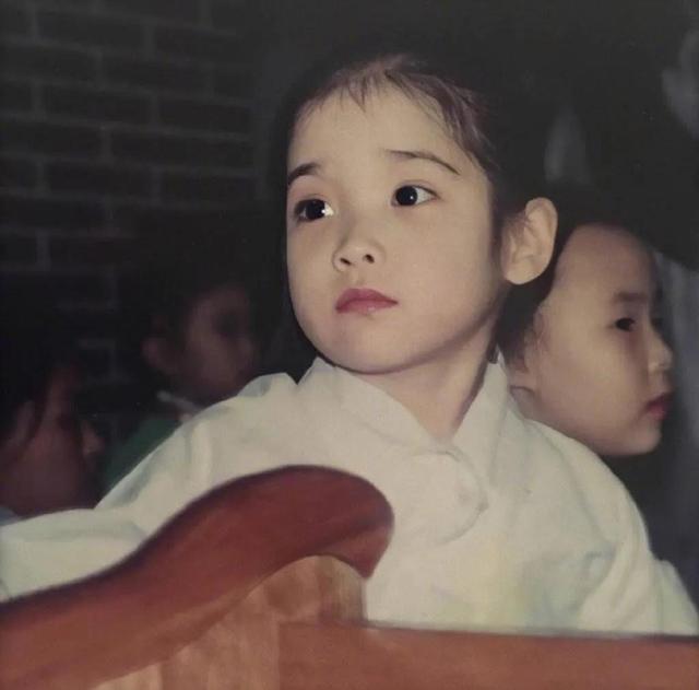 白色背景女生动漫头像 念七微信，白色背景女生动漫头像 念七（白色系女生头像）