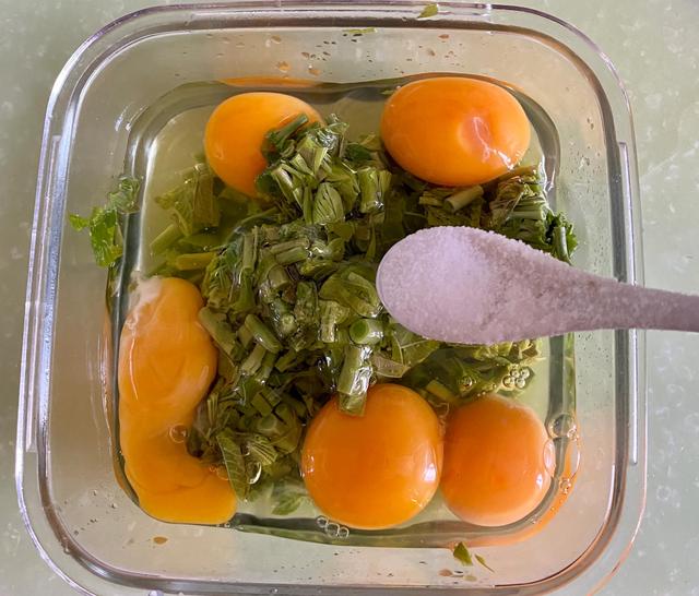 香椿炒鸡蛋的做法，香椿多少钱一斤2022（网友说：我来吃春天的味道吧）