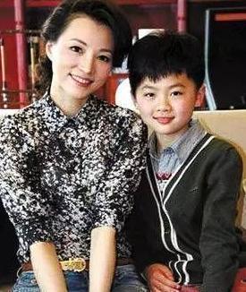 央视主持人董卿的简介，央视主持人董卿的简介国籍（从“央视一姐”到跌落神坛）