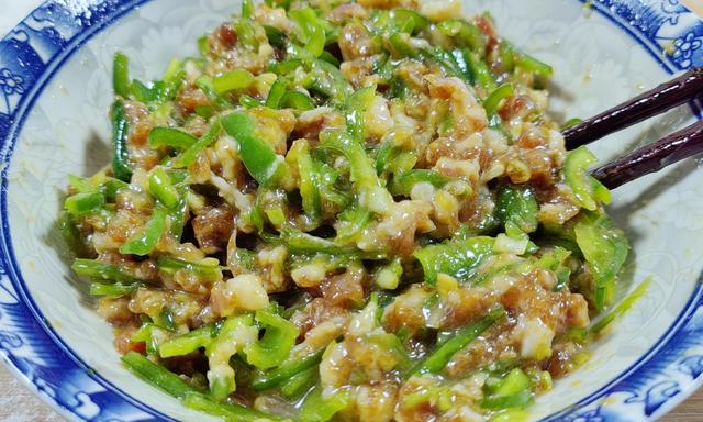 青椒馅饺子的做法，家常青椒肉饺子馅的做法（秋天遇见这菜）